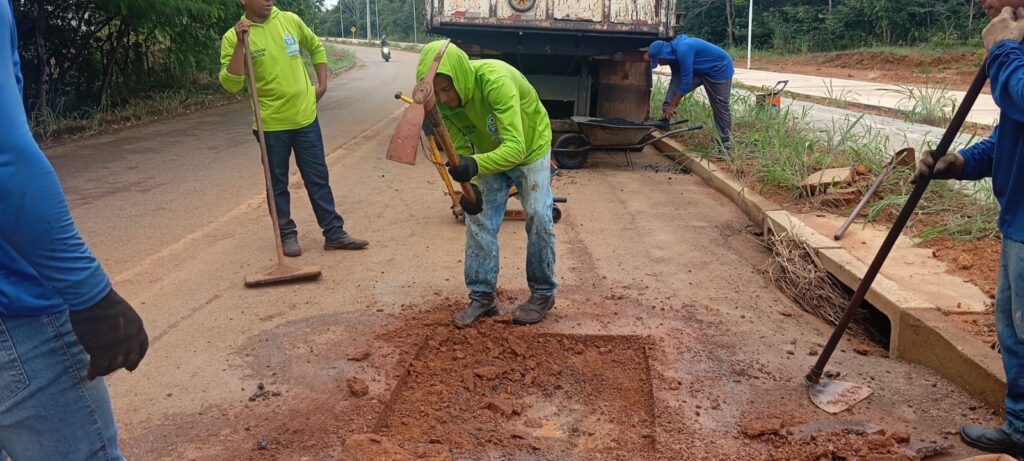 Equipe de tapa-buracos na Avenida LO-07