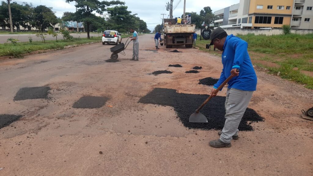 Manutenção de via na Avenida NS-1