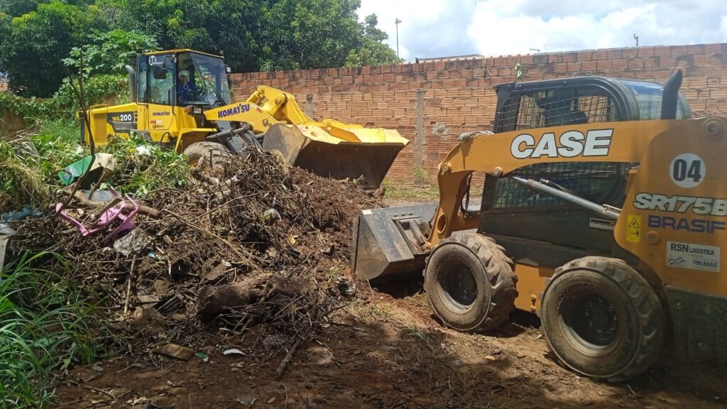 Retirada de entulhos no Jardim Taquari T21