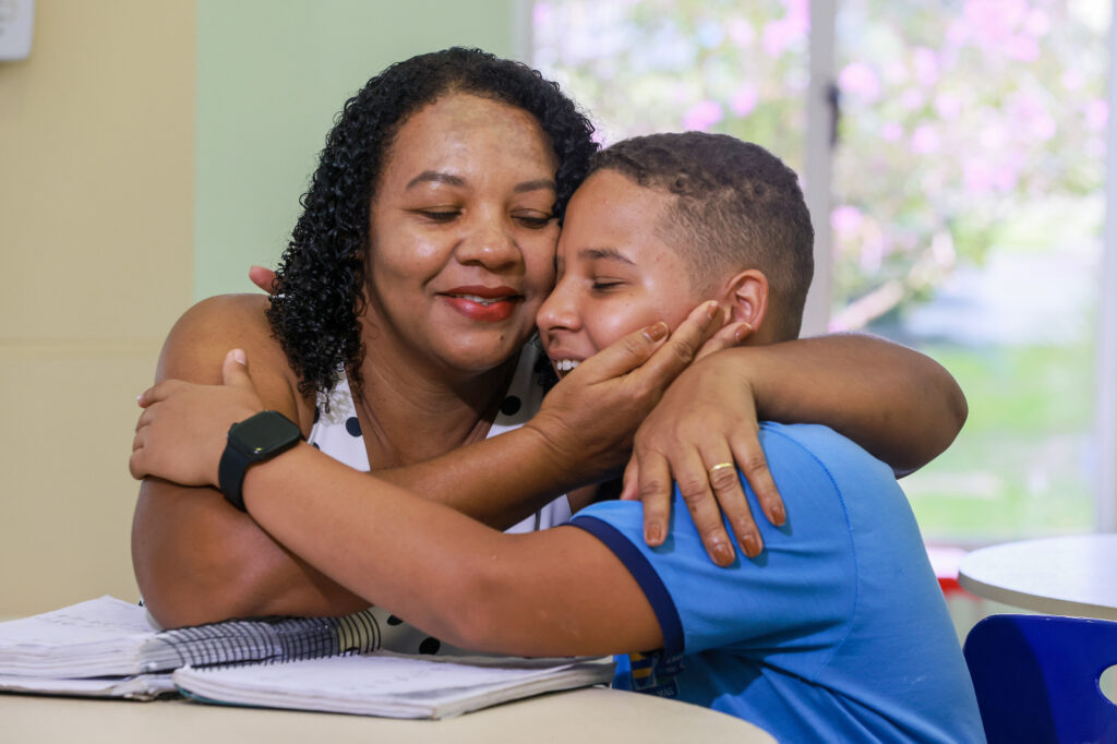 Maria Lúcia Corrêa, mãe do estudante não esconde a felicidade pela conquista do filho - Foto: Lia Mara<br>