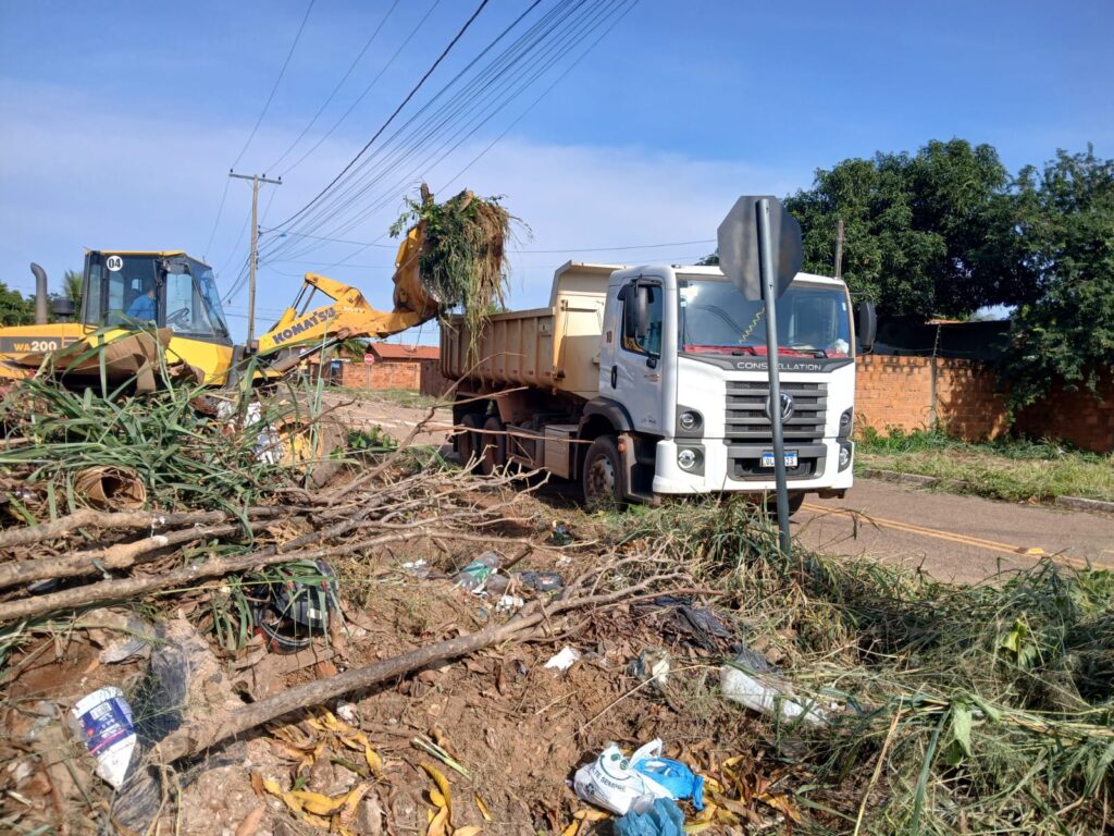 Retirada de entulho na T30, Jardim Taquari