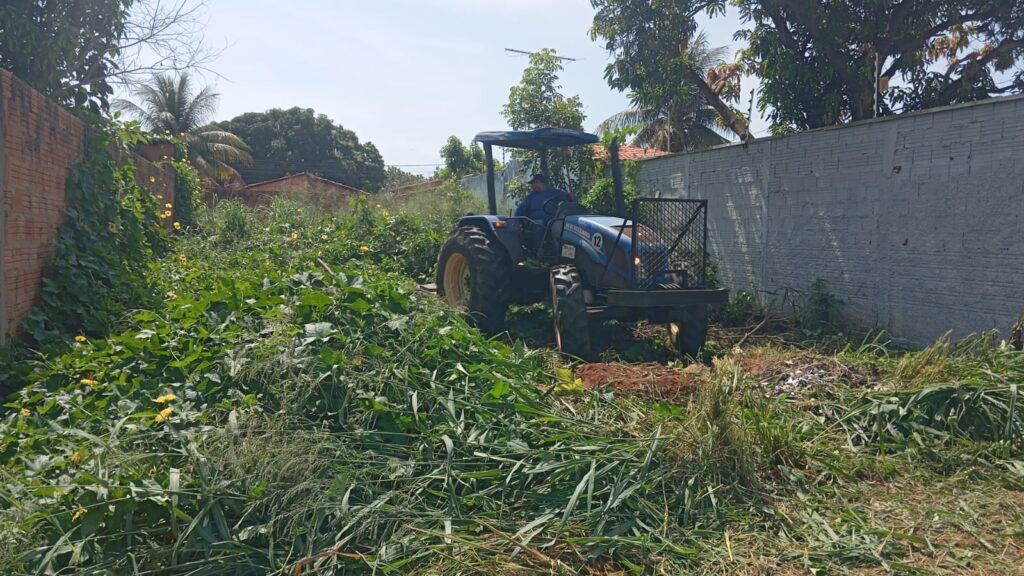 Roçagem com trator no Jardim Taquari