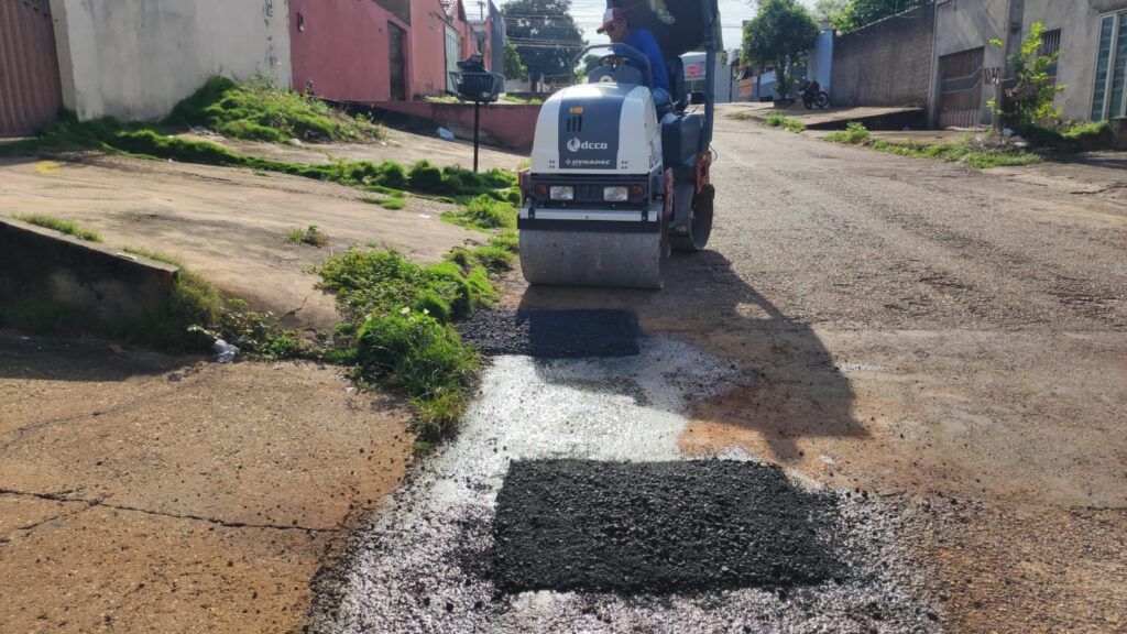 Manutenção na rua Sao Luiz, no Jardim Aureny I