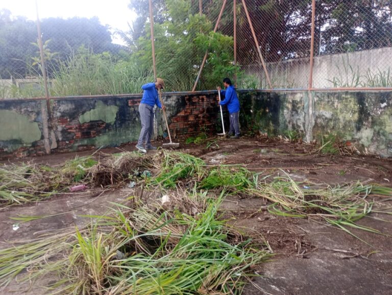 Prefeitura de Palmas atende demanda da comunidade e limpa quadra poliesportiva da Arse 72