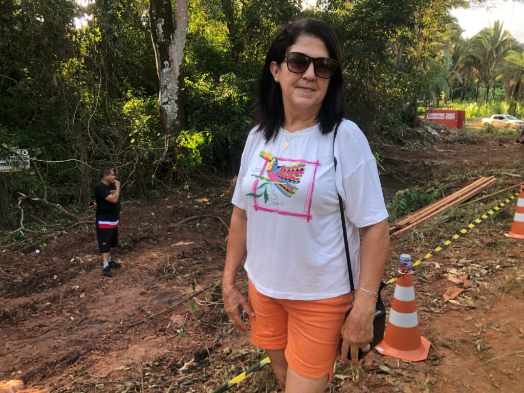 Moradora do distrito, Angelita Amorim fez questão de acompanhar o início da construção da ponte - Foto: Divulgação