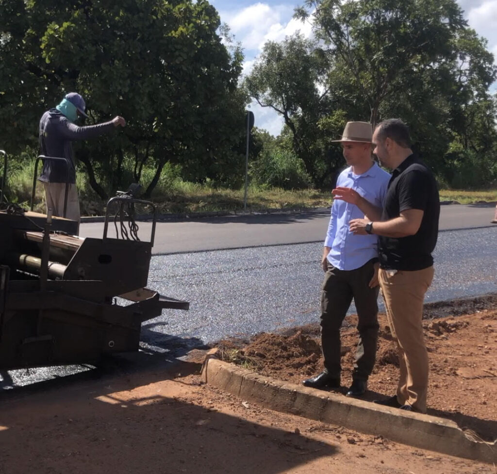 Prefeito em exercício de Palmas, Carlos Eduardo Veloso, acompanhado do secretário de Infraestrutura e Obras Públicas, Paulo Cezar Monteiro, em visita às obras - Foto: divulgação